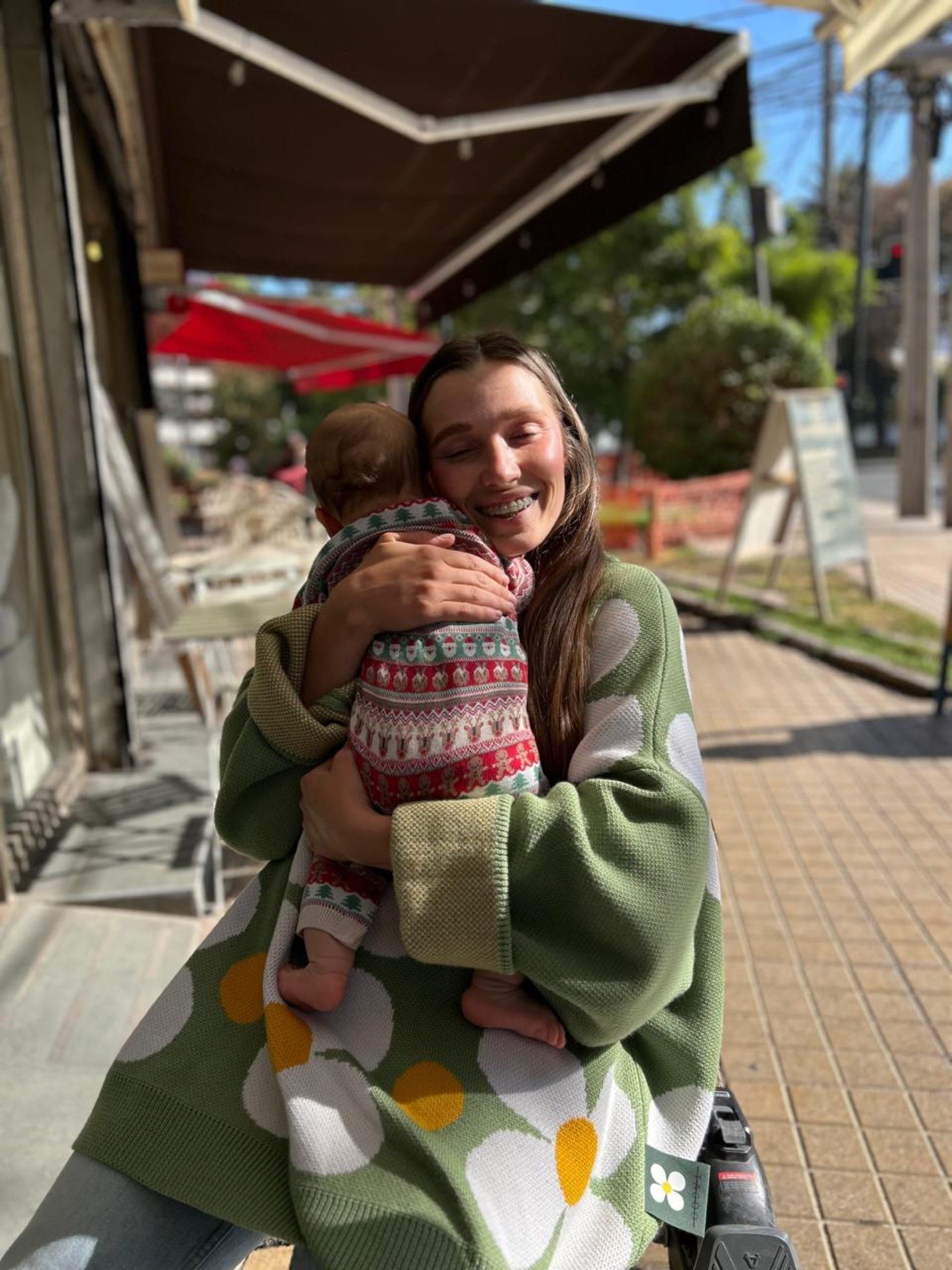 Ksenia, doula en Santiago, con un recién nacido en brazos