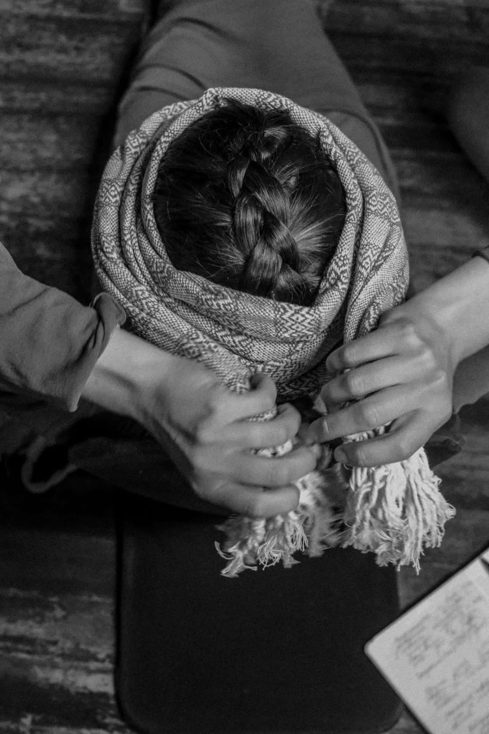 Ksenia usando un rebozo en trabajo corporal prenatal